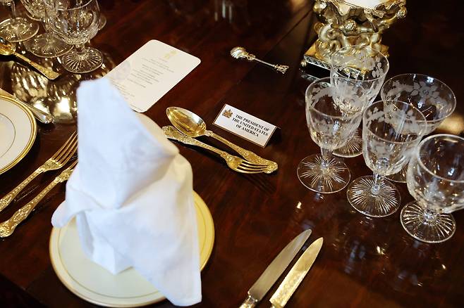 17일 윈저성에서 열린 도널드 트럼프 미국 대통령 부부 환영 만찬에 놓인 트럼프 대통령 자리의 테이블 세팅. /로이터 연합뉴스