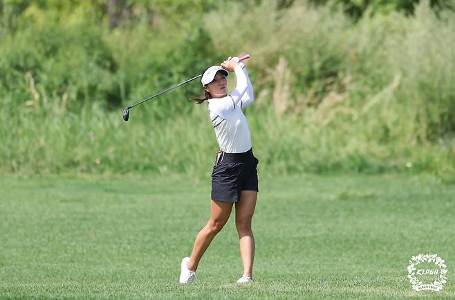 18일 인천 베어즈베스트 청라 골프클럽에서 열린 하나금융그룹 챔피언십 1라운드 6번홀에서 리디아 고가 두번째 샷을 하고 있다. /KLPGA