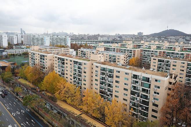 지난해 11월 26일 서울 강남구 압구정2구역 신현대아파트 전경. /뉴스1
