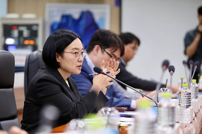 한성숙 중소벤처기업부 장관이 18일 ‘AI·딥테크 유니콘 육성을 위한 벤처투자 정책 간담회'를 주재하고 있다./중소벤처기업부 제공