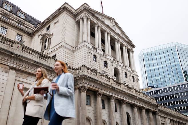 영국 런던에서 시민들이 잉글랜드 은행(BOE) 건물 앞을 지나가고 있다./ 연합뉴스
