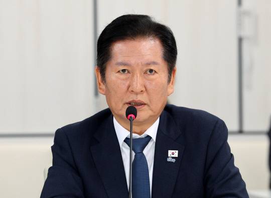 더불어민주당 정청래 대표가 18일 오전 광주광역시청 중회의실에서 열린 민주당-광주시 예산정책협의회에서 발언하고 있다.연합뉴스