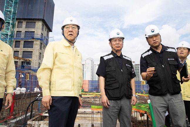 김윤덕 국토교통부 장관(왼쪽 2번째)이 김영훈 고용노동부 장관과 함께 서울 용산구 소재 청년주택 신축 공사장 현장을 점검하고 있다. ⓒ 국토교통부