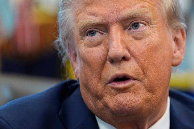 도널드 트럼프 미국 대통령이 5일 미 워싱턴DC 백악관 오벌오피스(집무실)에서 행정명령에 서명한 뒤 발언하고 있다. ⓒ AP/뉴시스