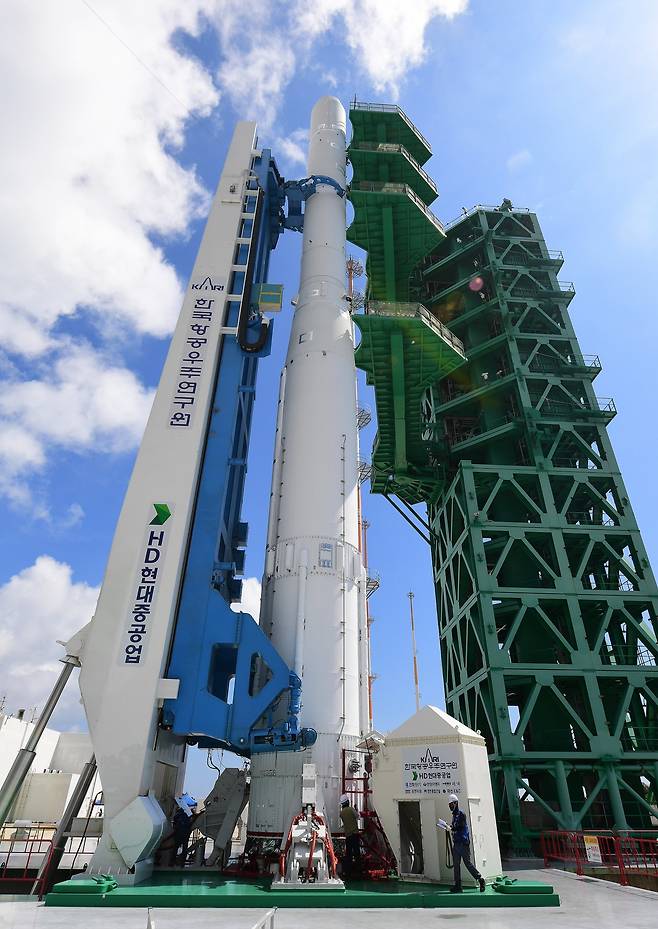 11월 4차 발사를 앞두고 있는 누리호가 16일 전남 고흥에 있는 나로우주센터 발사대에서 ‘추진제 충전·배출 사전시험(WDR)’을 위해 기립한 모습이다. 한국항공우주연구원 제공