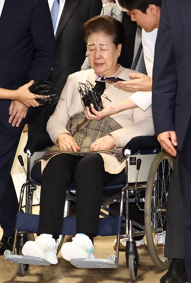 17일 오후 한학자 통일교 총재가 서울 종로구 김건희 특검팀 사무실에서 정치자금법 위반, 청탁금지법 위반 등의 혐의로 조사를 받은 뒤 휠체어를 타고 나오고 있다. 뉴스1