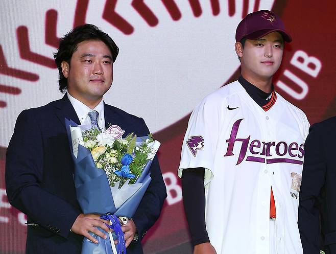 북일고 박준현(오른쪽)이 17일 열린 2026 프로야구 신인드래프트에서 전체 1순위로 키움에 지명된 뒤 아버지 박석민 전 두산 타격코치와 함께 기념 촬영을 하고 있다. 뉴스1