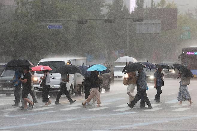 전국 대부분 지역에 비가 내리며 서울과 경기북부 등에 호우특보가 발효됐던 지난 17일 서울 종로구 광화문네거리에서 우산을 쓴 시민들이 발걸음을 옮기고 있다. 2025.9.17/뉴스1