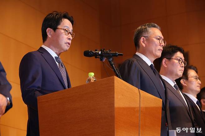 조좌진 롯데카드 대표이사가 18일 서울 중구 부영태평빌딩 컨벤션홀에서 열린 언론 브리핑에서 롯데카드 대규모 해킹 사고 관련 대국민 사과문을 발표하고 있다. 전영한 기자 scoopjyh@donga.com