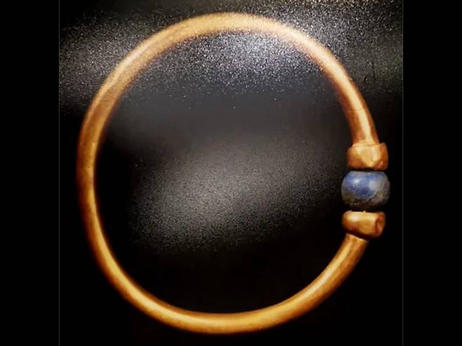 이집트 카이로 박물관에서 3000년 된 파라오 금팔찌가 복원 과정 중 실종됐다. 당국은 공항·항구에 사진을 배포하며 전국적 수색에 나섰다. 실종된 금팔찌의 모습. (출처=이집트 고대유물부)