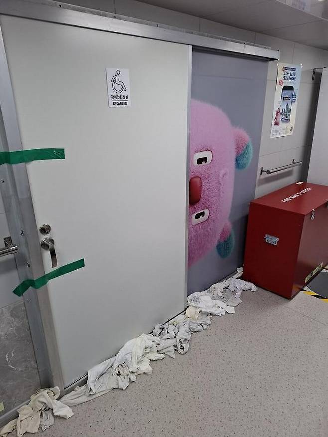 한강 버스 화장실에 문제가 생긴 모습. 온라인커뮤니티 캡처