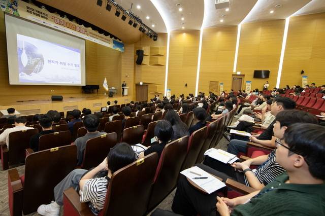 한국가스공사는 지난 17일 대구 동구 한국산업단지공단에서 지역 공공기관 합동으로 청년 취업 지원 프로그램 ‘여기 취업 어때’를 열었다. [가스공사 제공]