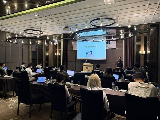 지난 1일 창원 그랜드머큐어엠베서더에서 진행된 '2025년도 취업지원 프로그램'에 석·박사 과정 학생 약 20명이 참여해 취업 역량을 높일 수 있는 교육을 진행하고 있다. (한국탄소나노산업협회 제공)