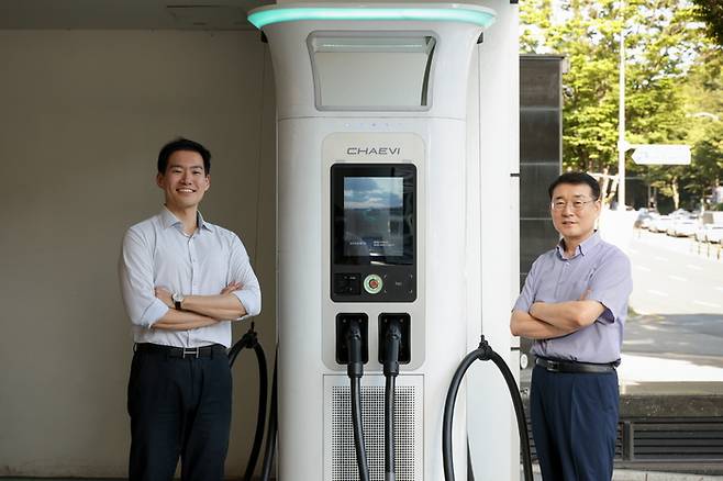 김영수 채비 CTO(오른쪽), 이근욱 연구개발본부장(왼쪽)이 채비 충전기 앞에서 기념촬영했다. 사진출처 : 채비