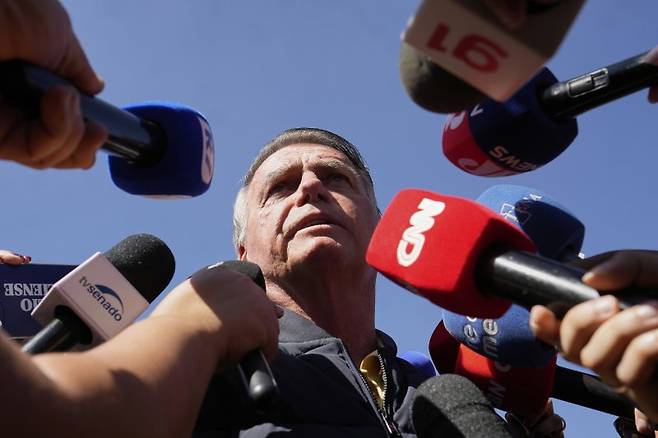 자이르 보우소나루 전 브라질 대통령이 지난 7월 18일(현지시간) 대법원으로부터 전자발찌 부착 명령을 받은 뒤 수도 브라질리아의 한 교도소를 나서며 취재진과 인터뷰 하고 있다. AP뉴시스