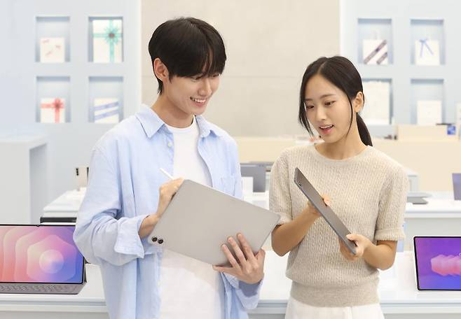 삼성전자 모델이 갤럭시 탭 S11 시리즈를 소개하고 있다. 삼성전자 제공