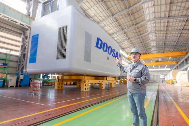 신동규 두산에너빌리티 파워서비스 BG 상무가 지난 17일 창원공장에서 설비를 소개하고 있다. 두산에너빌리티 제공