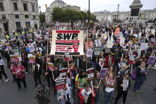 17일(현지시간) 영국 런던에서 도널드 트럼프 미국 대통령의 국빈 방문에 반대하는 '스톱 트럼프 연맹(Stop Trump Coalition)' 시위대가 행진하고 있다.AP뉴시스