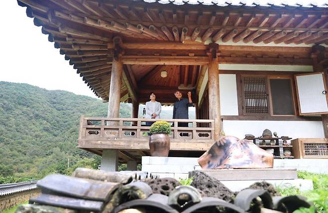 18일 전북 완주군 소양면 오성한옥마을에서 송미령 농식품부 장관(왼쪽)이 한옥 숙박을 둘러보고 있다. 농식품부 제공