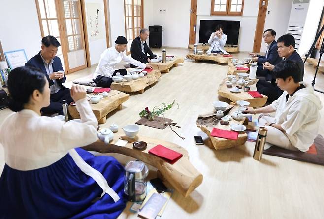 송미령 농림축산식품부 장관이 18일 전북 완주군 오성한옥마을을 방문해&nbsp;농촌관광 준비 상황 및 체험시설 등을 점검한 후&nbsp;다도 체험&nbsp;프로그램에 참여하고 있다. (농림축산식품부 제공)