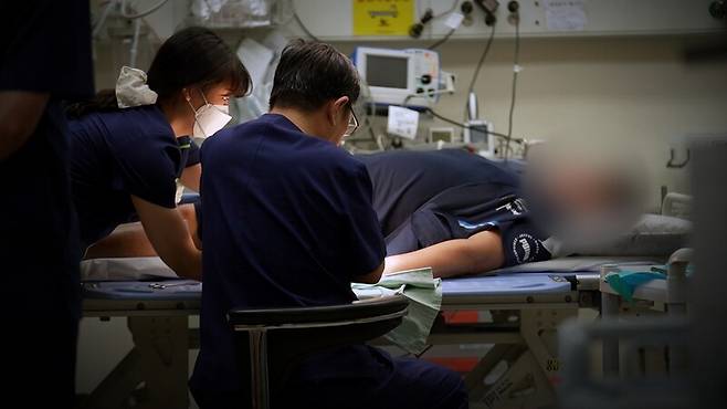 지난 7월17일 저녁 강원도 영월군 영월의료원 응급실에서 당직 의사 조승연(현재 외과 근무)씨와 간호사가 작업 기계에 손가락이 찢긴 환자의 상처를 봉합하고 있다. 위준영 김승하 피디