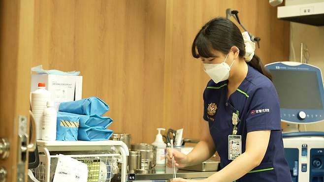 지난 7월17일 밤 영월의료원 응급실에서 간호사가 응급 처치를 준비하고 있다. 위준영 김승하 피디