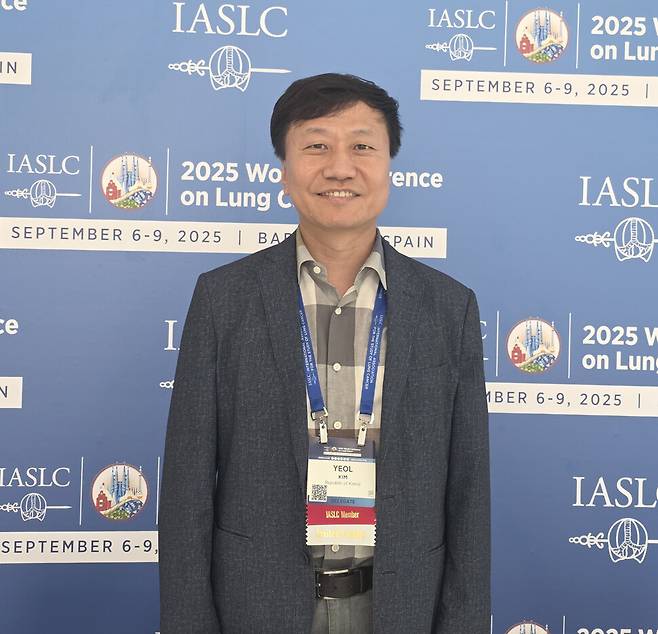 지난 8일(현지시각) 스페인 바르셀로나에서 열린 ‘세계폐암학회 연례학술회의’(WCLC25) 현장에서 기념사진을 촬영 중인 김열 국립암센터 암검진사업부 교수(대한금연학회장). 김 교수는 6일 WCLC25에서 우리나라의 국가폐암검진사업 5주년 성과를 발표했다.