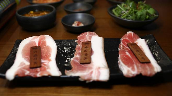 칠흑의 돼지고기 구이 메뉴. ‘버크셔케이’ ‘우리흑돈’ ‘난축맛돈’ 등 3가지 돼지고기 품종 맛을 볼 수 있다. 박미향 기자