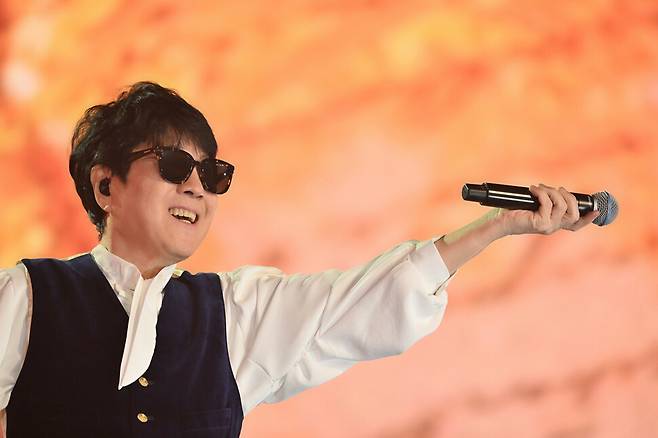 지난 6일 서울 고척스카이돔에서 열린 조용필 콘서트에서 조용필이 관객들의 떼창을 유도하고 있다. 한국방송 제공