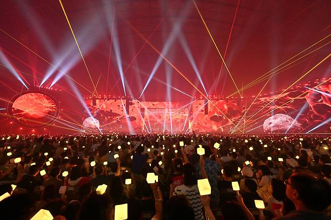 지난 6일 서울 고척스카이돔에서 열린 조용필 콘서트에서 관객들이 응원봉을 흔들며 함께 노래 부르고 있다. 한국방송 제공