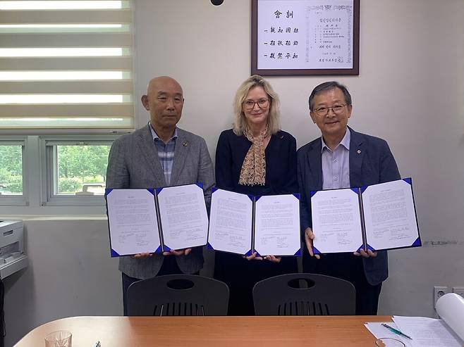 멀리사 파크 핵무기폐기국제운동(ICAN) 사무총장(가운데)이 지난달 13일 경남 합천군 한국원폭피해자협회 사무실에서 이규열 한국원폭피해자협회장(왼쪽)과 이태재 한국원폭피해자후손회장(오른쪽)을 만나 모든 국가의 핵무기금지조약(TPNW) 조약을 촉구하는 공동성명을 발표했다. 합천평화의집 제공