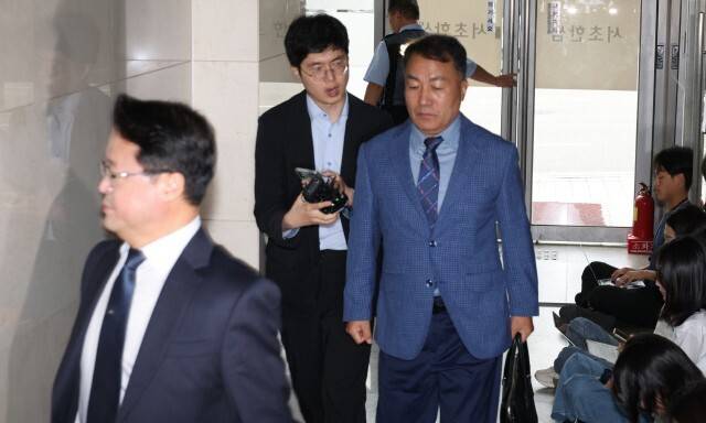 김계환 전 해병대사령관이 12일 오전 서울 서초구 ‘채 상병 특검’(이명현 특별검사) 사무실에서 피의자 조사를 받기 위해 출석하고 있다. 류우종 기자 wjryu@hani.co.kr