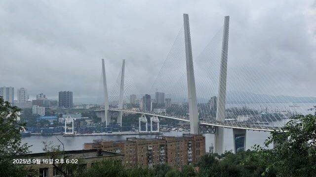 블라디보스토크의 대표적 상징물인 ‘루스키 다리’. 2012년 9월 블라디보스토크 ‘루스키섬’에서 열린 아시아태평양경제협력체(APEC) 정상회의를 앞두고 건설됐다. 이제훈 선임기자 nomad@hani.co.kr