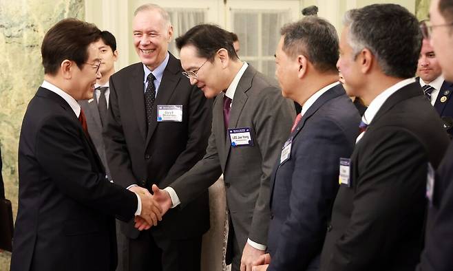이재명 대통령이 지난달 25일(현지시각) 미국 워싱턴DC 윌라드 호텔에서 열린 한미 비즈니스 라운드 테이블에서 이재용 삼성전자 회장과 악수하고 있다. 연합뉴스