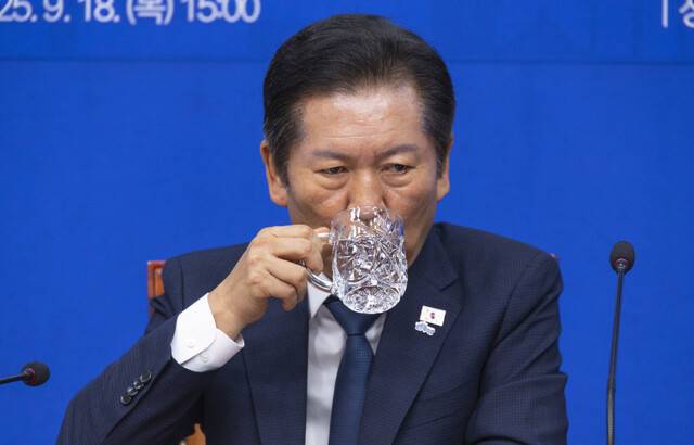 정청래 더불어민주당 대표가 18일 국회에서 열린 2025 더불어민주당 서울·인천·강원 예산정책협의회에 참석해 발언을 마친 뒤 물을 마시고 있다. 연합뉴스