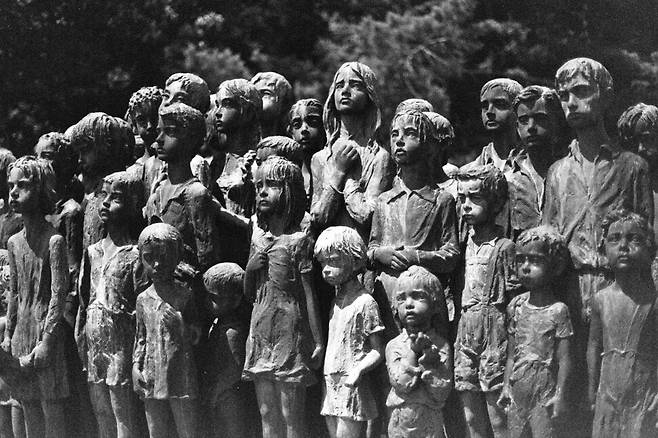 체코 프라하에서 서쪽으로 24㎞ 떨어진 리디체 마을의 옛터에 살아 돌아오지 못한 아이들 82명의 동상이 세워져 있다. 사진은 아이들을 추모하는 마음을 담기 위해 흑백필름으로 찍었다.