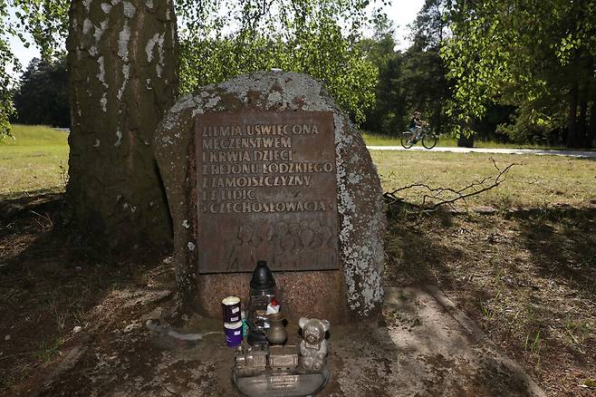 폴란드 바르샤바에서 서쪽으로 180여㎞ 떨어진 헤움노 절멸수용소 한쪽에, 이곳에서 희생당한 리디체 아이들을 위한 작은 추모비가 세워져 있다.