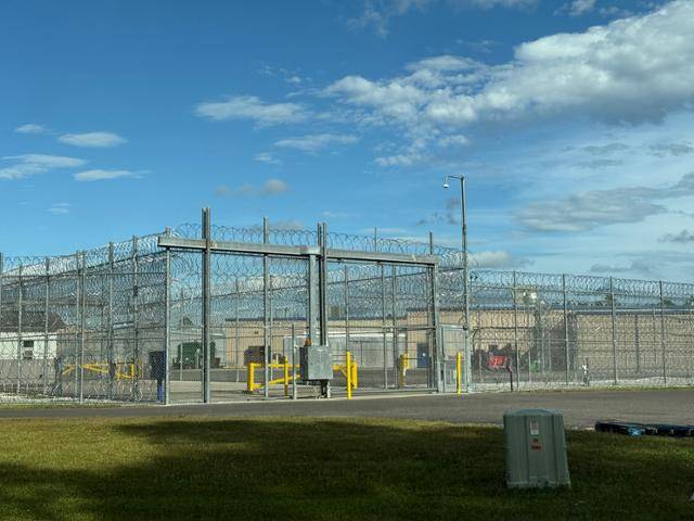 6일 한국인 300여 명이 구금돼 있었던 미국 조지아주 최남단 포크스턴에 있는 디레이 제임스 교정 시설의 모습. 건물마다 철조망이 촘촘하다. 포크스턴=권경성 특파원