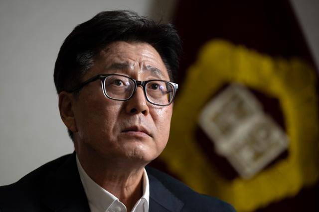 지난달 6일 부산 해운대구 사무실에서 만난 박주영 부산지법 동부지원장. 오랜 시간 형사재판을 하며 자녀 살해 후 자살 미수 사건을 맡았던 박 지원장은 "자식의 생명은 부모의 소유가 아니"라며 "일단 뛰기 시작한 심장은 그 누구도 멈춰 세울 수 없다"고 했다. 부산=박시몬 기자