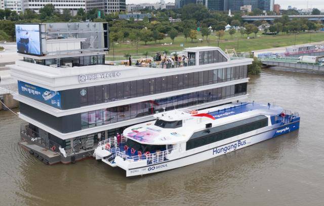 서울시의 한강버스 개통일인 18일 오전 서울 여의도 한강시민공원 한강버스 정류장에서 한강버스가 운항을 준비하고 있다. 뉴시스