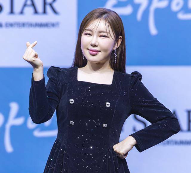 송가인의 1인 기획사가 대중문화예술기획업 미등록 상태로 운영을 해 온 사실이 알려진 가운데, 소속사 측이 고개를 숙였다. 가인달엔터테인먼트, 제이지스타 제공