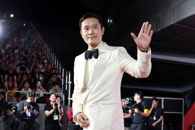 제30회 부산국제영화제 개막식 진행자 이병헌 배우가 박찬욱 감독의 한 마디를 전했다. 뉴시스