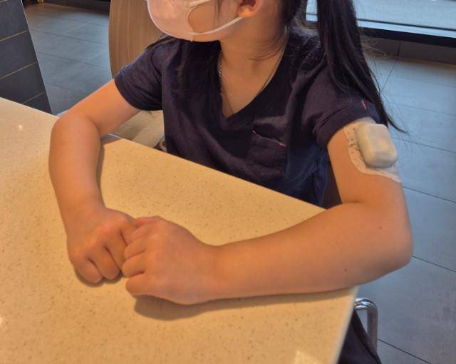 1형 당뇨병을 앓고 있는 한 유치원생의 왼쪽 팔에 혈당 측정기가 달려 있다. 한국1형당뇨병환우회 제공