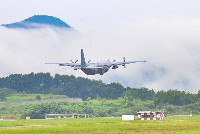 공군 C-130 수송기. 공군 제공