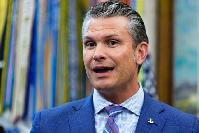 피트 헤그세스 미국 국방장관이 15일 워싱턴 백악관의 대통령 집무실(오벌오피스)에서 발언하고 있다. 워싱턴=AP 연합뉴스