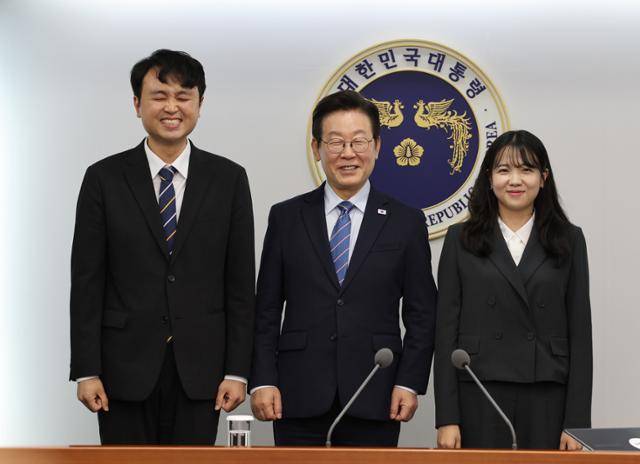 이재명 대통령이 18일 서울 용산 대통령실에서 열린 `청년담당관 임명장 수여식 및 제11차 대통령 주재 수석보좌관회의’에서 이주형(왼쪽)·최지원 청년담당관에게 임명장을 수여한 뒤 기념사진을 찍고 있다. 왕태석 선임기자