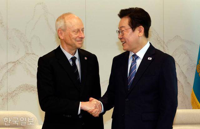 이재명 대통령이 18일 서울 용산 대통령실에서 마이클 샌델 하버드대학교 교수와 악수하고 있다. 왕태석 선임기자