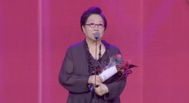 양희경이 제34회 부일영화상에서 조연상을 품에 안았다. 생중계 영상 캡처