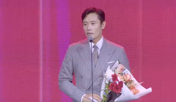 이병헌이 제34회 부일영화상의 주연상을 차지했다. 생중계 영상 캡처