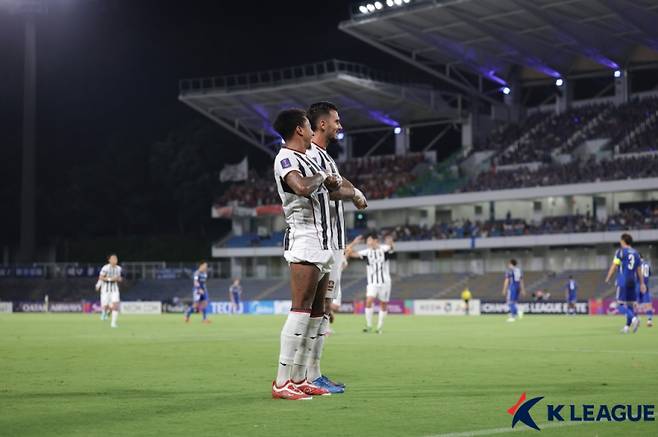 서울 린가드와 둑스가 16일 마치다 기온 스타디움에서 열린 마치다 젤비아와의 2025~26 ACLE 리그 스테이지 1차전서 득점을 합작하고 세리머니를 펼치고 있다. 사진=프로축구연맹